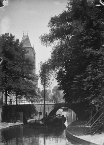 40334 Gezicht op de Oudegracht te Utrecht met op de achtergrond de Jansbrug, uit het oosten.